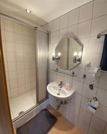 Dusche und WC im Zimmer