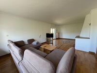 Wohnzimmer mit Zugang zum Balkon