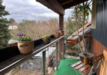 Wunderschöne Aussicht: Balkon mit kleiner Sitzgelegenheit