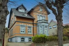 Frontalansicht des Hauses mit Parkmöglichkeiten auf dem Grundstück