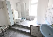 Ein großes Bad mit Badewanne zum Entspannen in der Monteurwohnung Oberhausen und Mülheim an der Ruhr