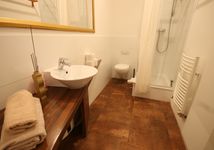 Modernes Badezimmer mit Dusche in Monteurwohnung in Mülheim an der Ruhr und Oberhausen