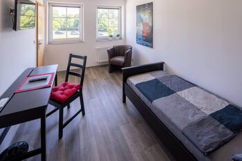 Single room with private bathroom