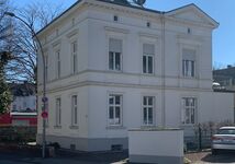 Die Villa von der Straße aus gesehen