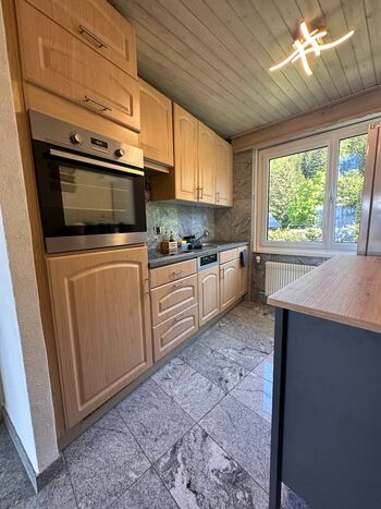 Voll ausgestattete Küche und sehr grossem Kühlschrank mit Gefrierfächer