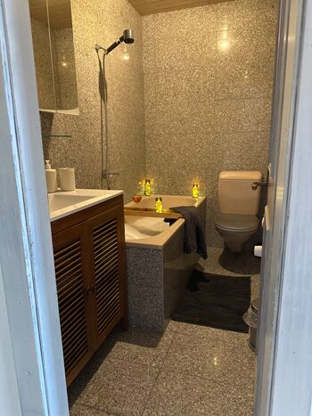 Eigenes Badezimmer im grossen Schlafzimmer