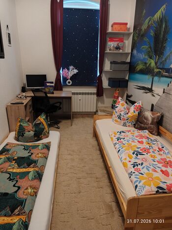 Schlafzimmer 2, 2 Einzelbetten, Smart-TV, Schreibtisch 