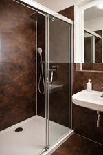 Badezimmer mit Dusche und WC