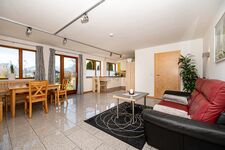 Wohnzimmer mit Gartentüre