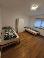 EG - Schlafzimmer 1 mit 2 Einzelbetten, Schrank, Kommode und Smart-TV