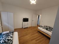 EG - Schlafzimmer 1 mit 2 Einzelbetten, Schrank, Kommode und Smart-TV