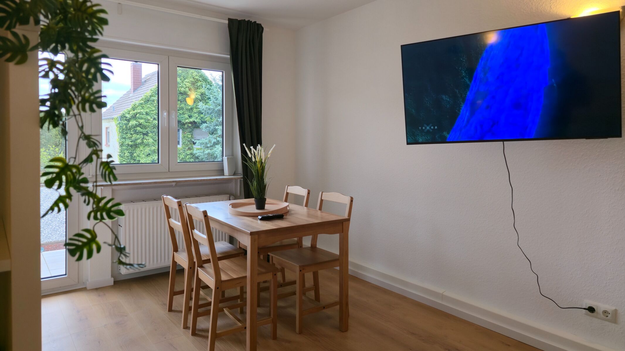 Gemütlicher Esstisch mit Smart-TV