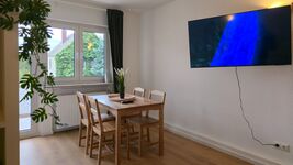 Gemütlicher Esstisch mit Smart-TV