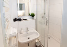 App. Sechs-Seen-Platte Bathroom with shower / Badezimmer mit Dusche