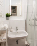 App. Sechs-Seen-Platte Bathroom with shower / Badezimmer mit Dusche