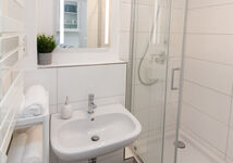 App. Sechs-Seen-Platte Bathroom with shower / Badezimmer mit Dusche