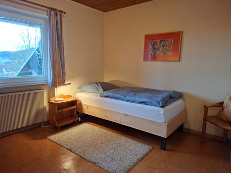 Zimmer mit Einzelbett und Bad