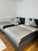 ZIMMER ZUM HOF Bild 6