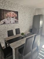 Küche mit 2 großen Kühlschränken und Gefrierschrank 