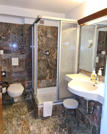 Bad mit Dusche & WC in jedem Apartment