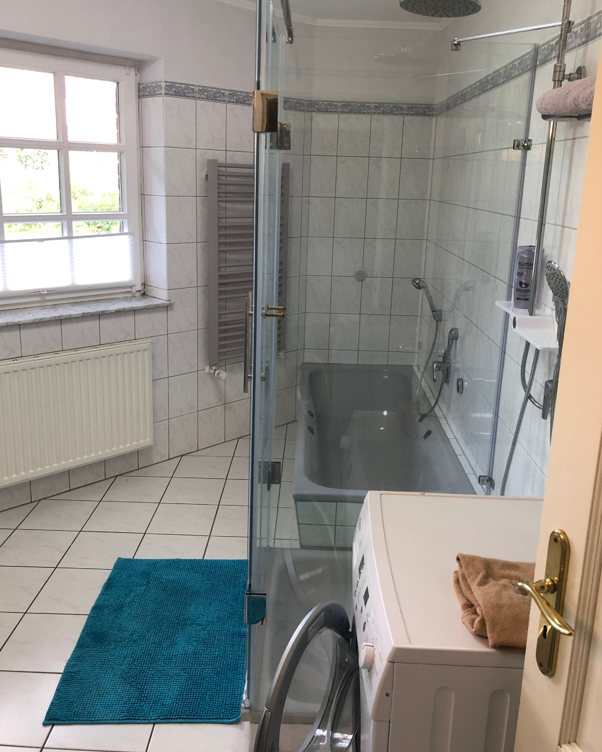 Badezimmer mit Waschmaschine EG 01