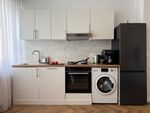 Praktische Küche mit allem, was du brauchst: großer Kühlschrank, moderner Backofen, Kochfeld, Kaffeemaschine und Waschmaschine. Hier gelingt jedes Gericht mühelos - ideal für Selbstversorger und entspannte Abende nach einem Tag in Kiel.