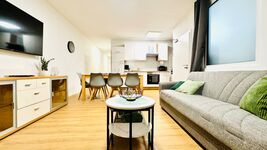 Wohnzimmer / Esszimmer bis 7 Personen mit TV und Schlafcouch