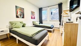Schlafzimmer 1 - 2 Einzelbetten / TV / Kommode / Garderobe