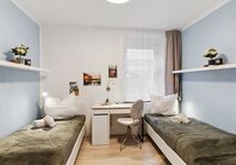 Schlafzimmer 3 mit zwei Einzelbetten, Schränken und Arbeitsplatz