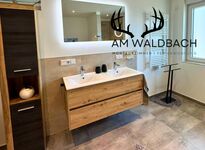 Badezimmer mit Dusche, WC & Pissoir