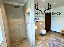 Badezimmer mit Dusche, WC & Pissoir