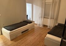 Durchgangszimmer mit zwei Betten