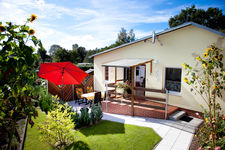 Hausansicht mit Terrasse und Grill