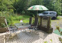 Terrasse mit Gartenmöbeln und Grill