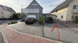 Langer Parkplatz für 2 Autos