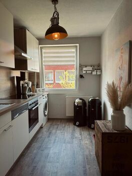 Küche mit Wasch- und Spülmaschine