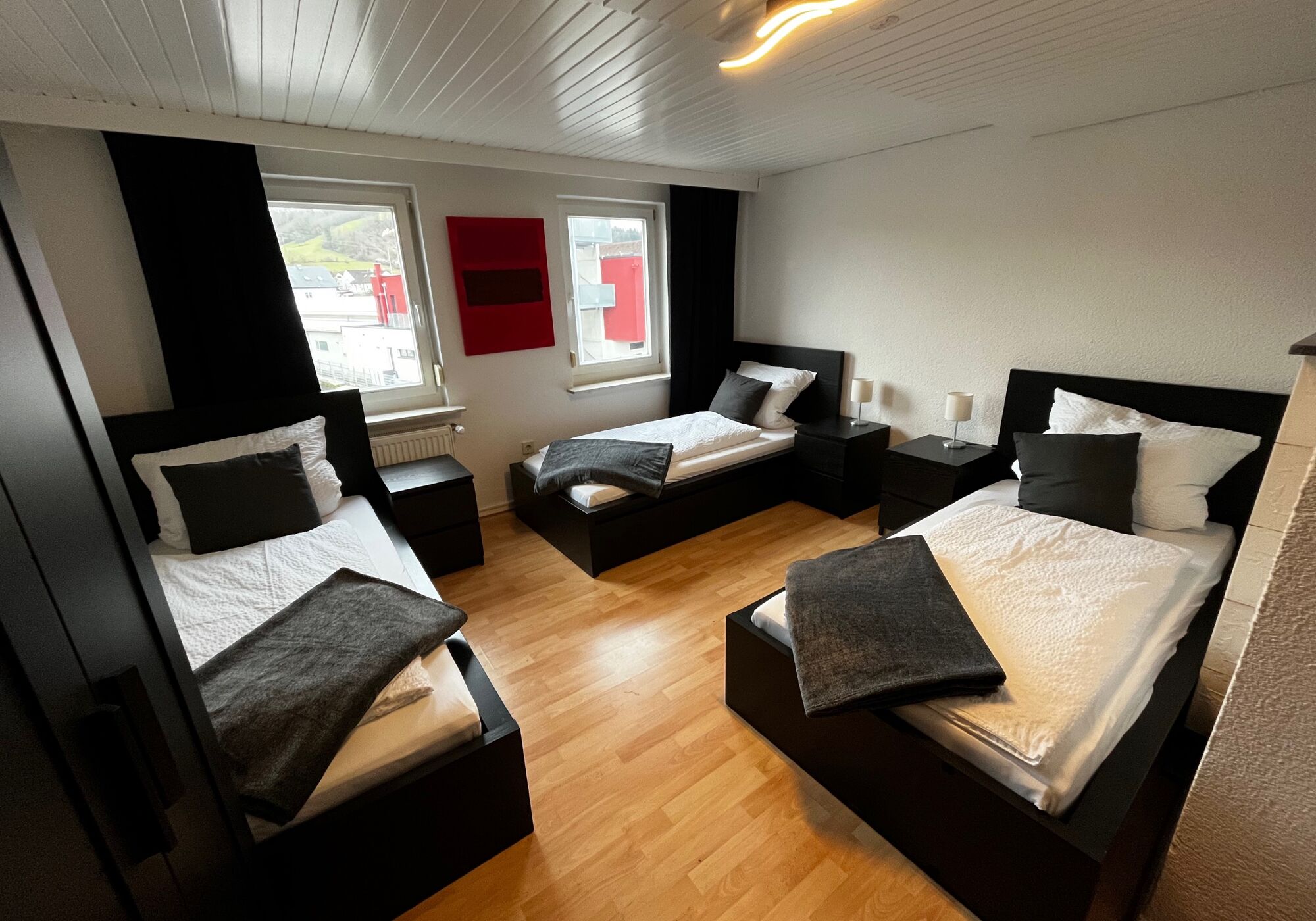 3-Bett-Zimmer mit Schränken im DG