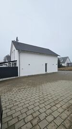 Parkplatz vor dem Gebäude