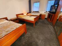 Möblierte Zimmer – WLAN, TV & Parkplätze | Nähe A7 & Flughafen Bild 9