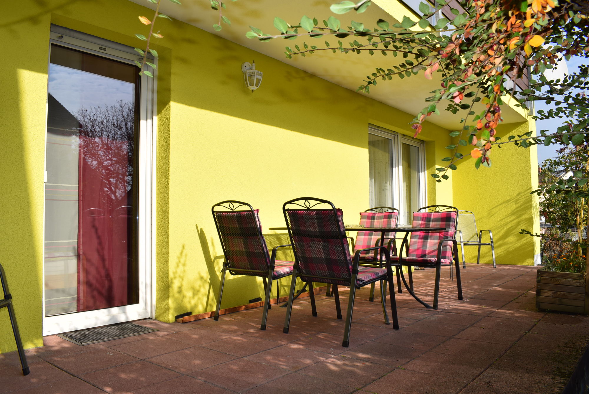 teilüberdachte Terrasse mit Raucherplatz