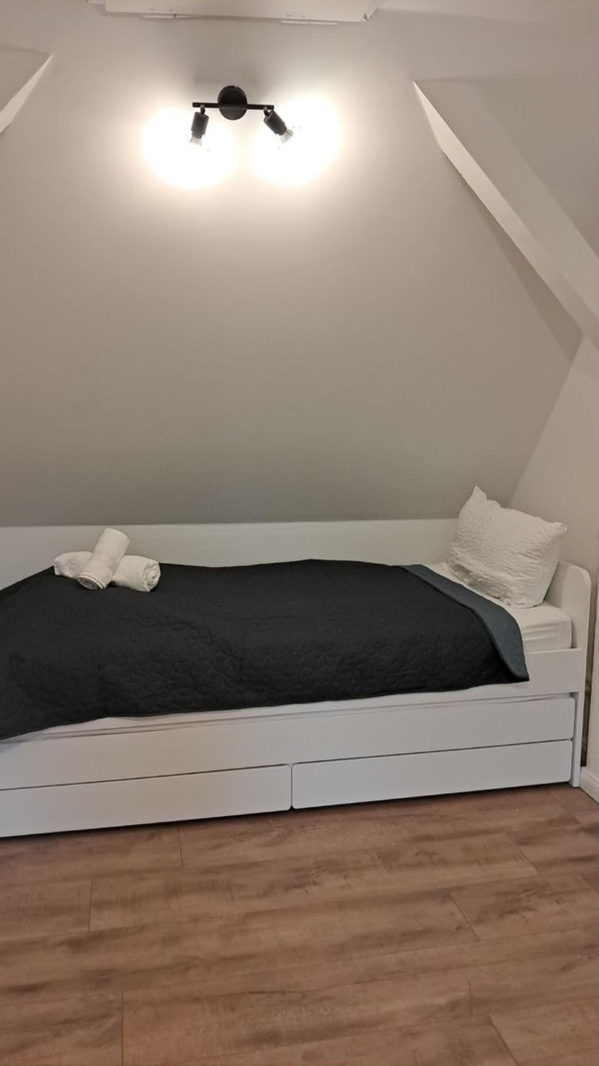 One of three comfortable hotel beds (90x200 cm) in the bedroom