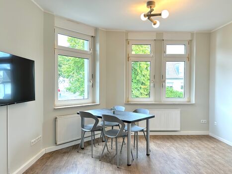 Essbereich mit TV