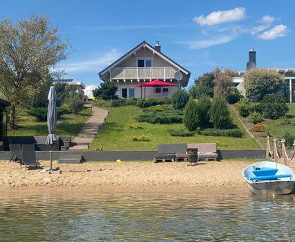 Gemütliches Haus am See mit Privatstrand