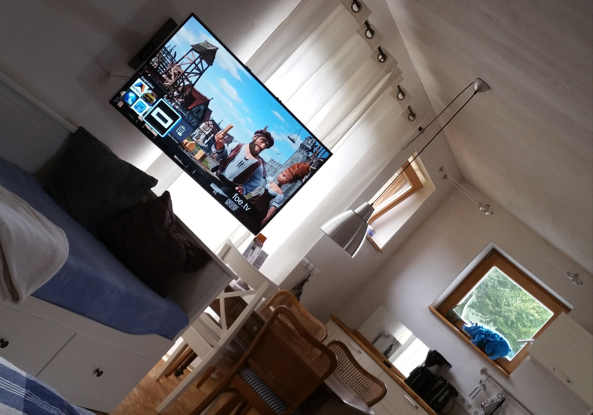 Ferienwohnung, vom Bett Richtung Küche mit Essplatz, Sofa/Tagesbett, TV 