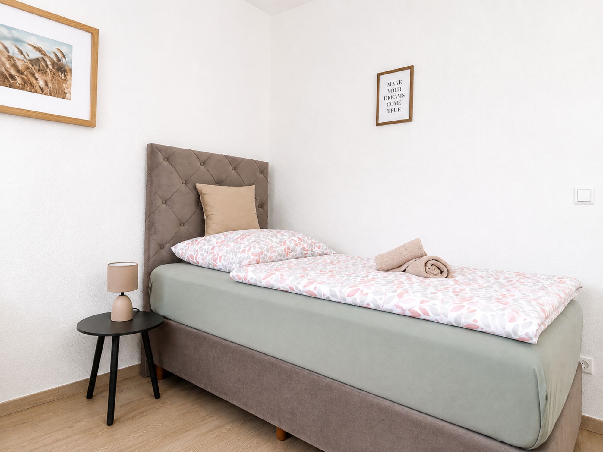 Schlafzimmer2- Ansicht zur Zimmertür und dem zweitem Einzelbett