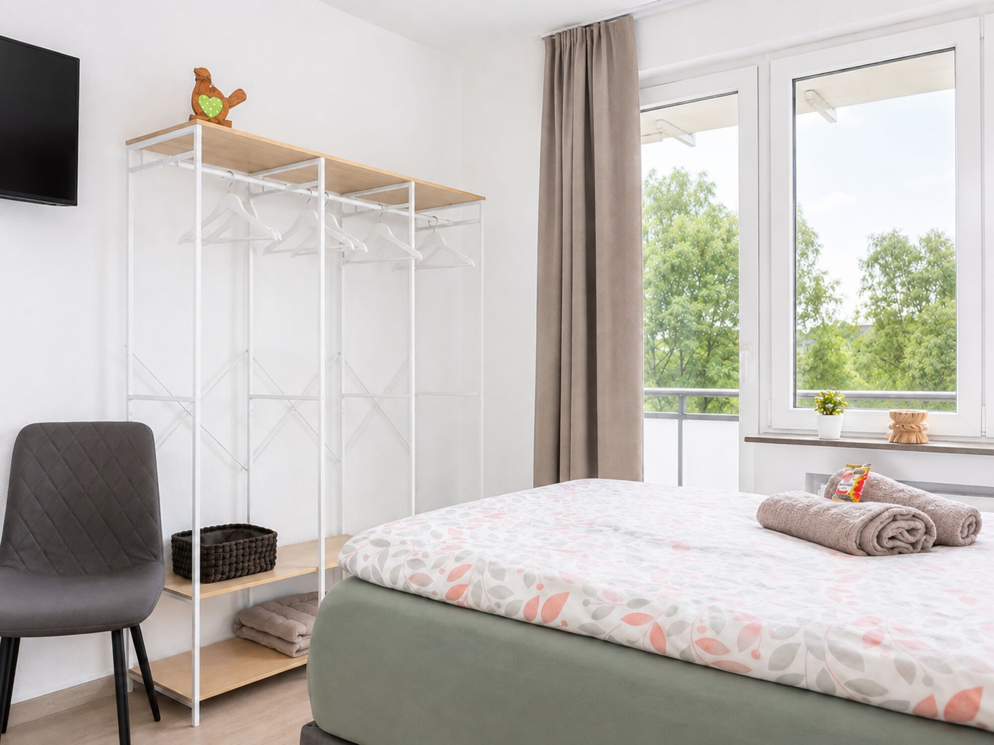 Schlafzimmer3- Aussicht zur Balkontür, Kleiderregal mit ausreichendem Stauraum 