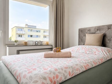 Schlafzimmer3 - Aussicht vom Zimmer Richtung Balkon