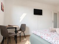 2. Schlafzimmer - Ansicht zur Zimmertür, Smart-TV inkl. 