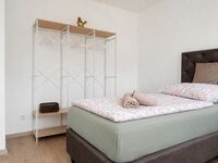 Schlafzimmer2 - Ansicht zum Kleiderregal für 2. Personen mit ausreichendem Stauraum