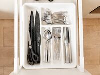 1. Schublade mit Besteck, Schneidemessern und Schere